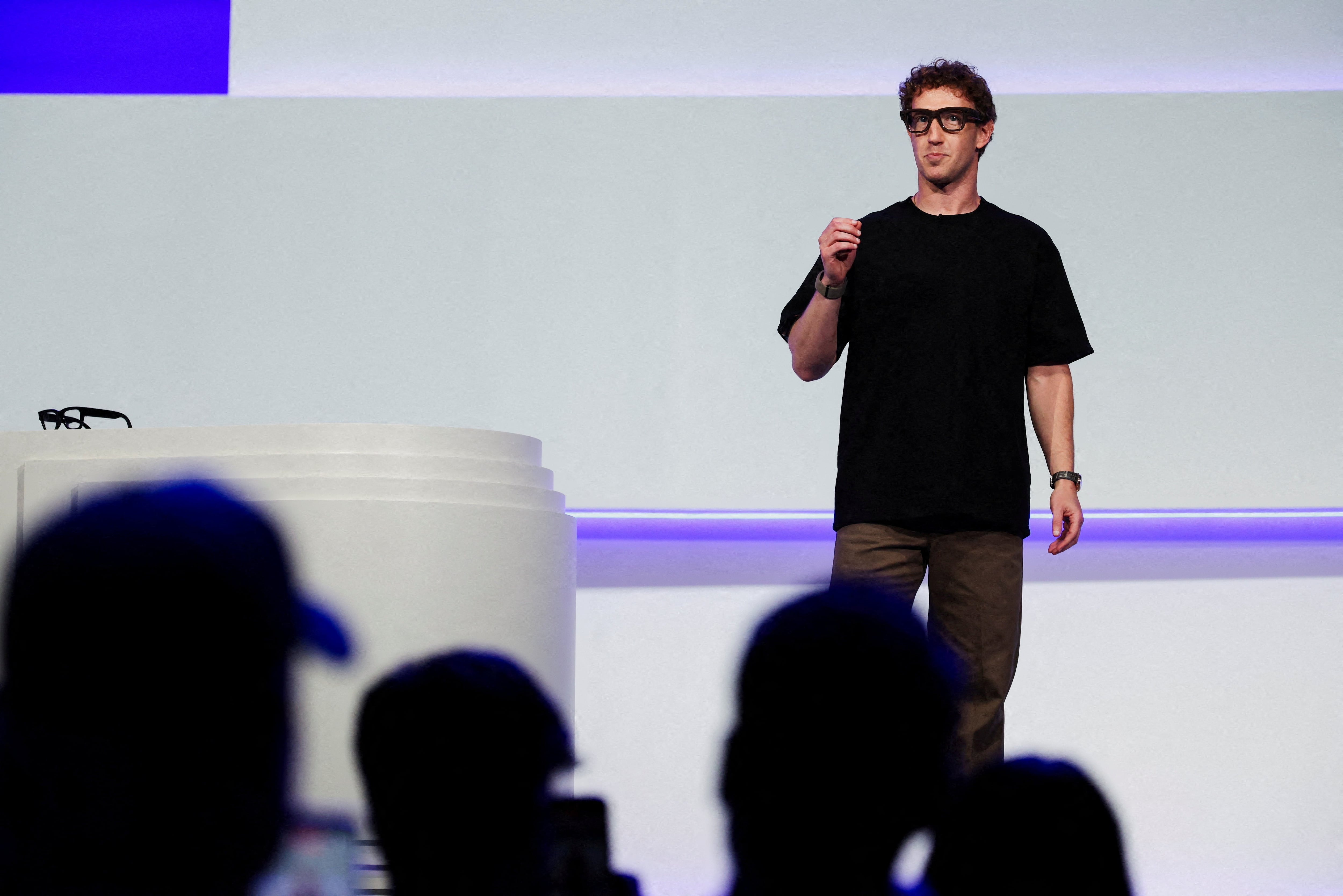 Para Zuckerberg, las gafas de realidad aumentada permitirían seguir conectado sin perder contacto con el entorno físico. REUTERS/Carlos Barria/File Photo/File Photo