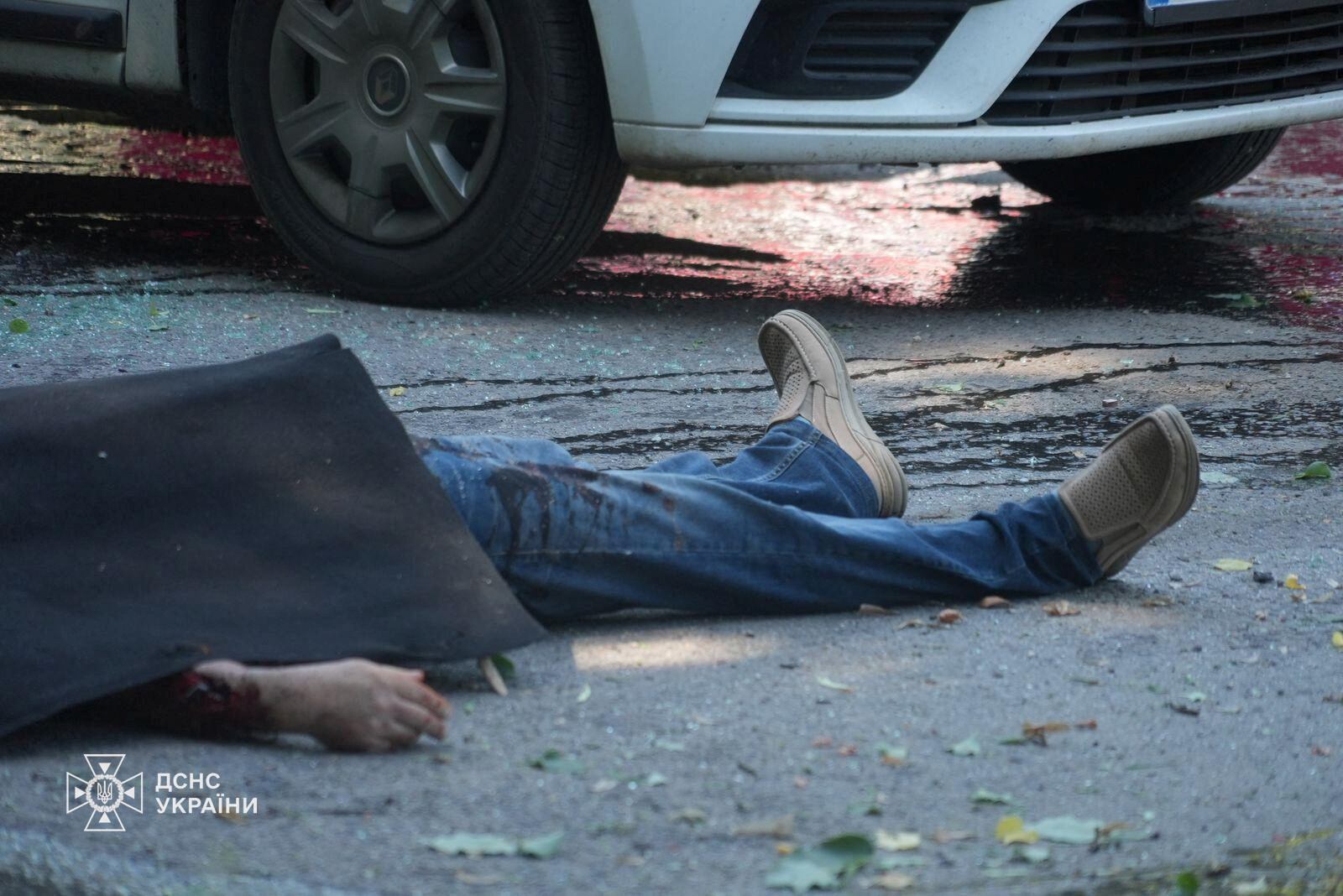 Al menos siete civiles murieron y decenas resultaron heridos (Press service of the State Emergency Service of Ukraine/Handout via REUTERS)