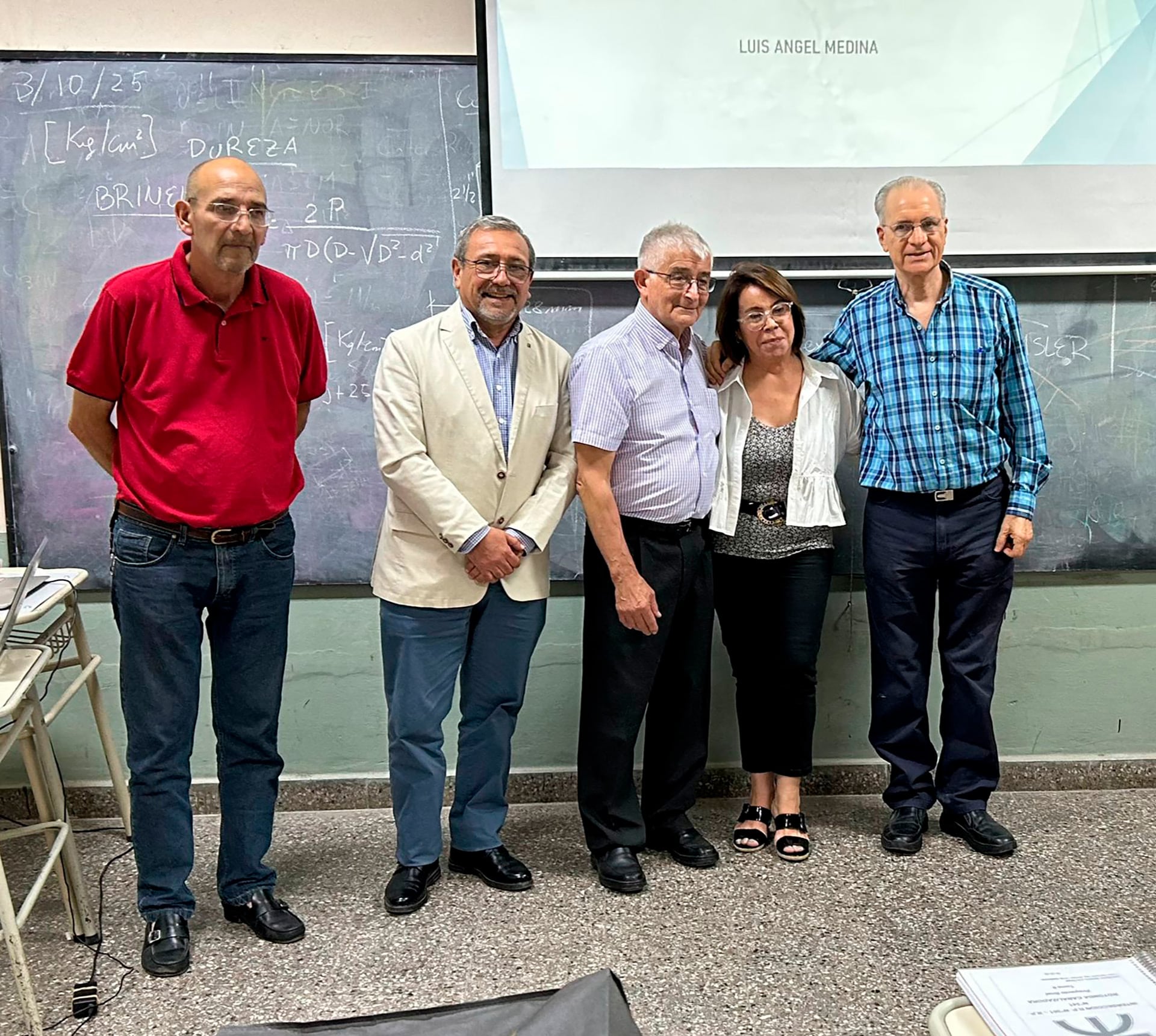 Luis Medina (centro) posando con sus profesores