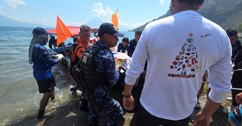 La duración de siete días de búsqueda en aguas de Atitlán resalta la complejidad de los operativos en ese entorno crítico de Sololá. (Cortesía: Ejército GT Oficial)