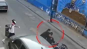 Policías de civil frustran robo de celular en el Rímac y vecinos golpean a uno de los sospechosos