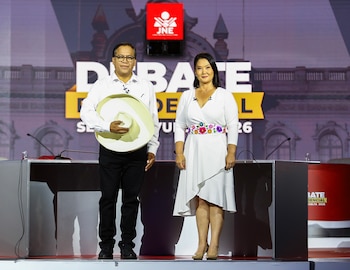 Roberto Sánchez y Keiko Fujimori de pie en un escenario durante el debate presidencial 2026, con un logo del JNE y texto del debate de fondo