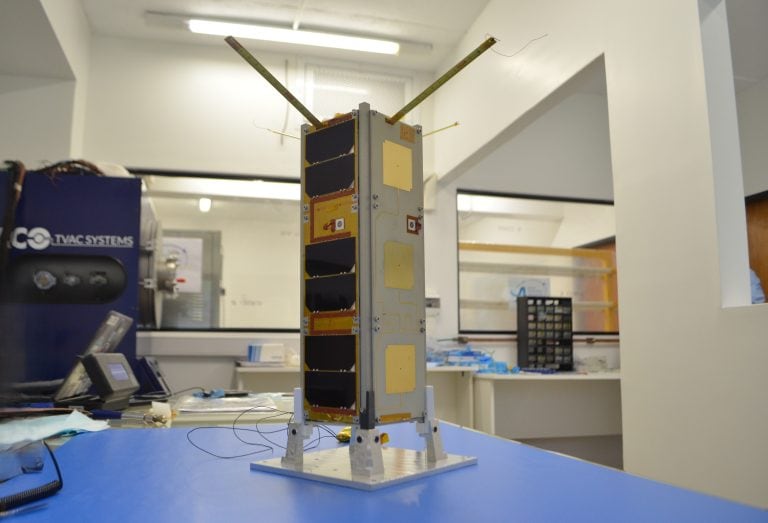 El USAT-1 es el primer CubeSat universitario argentino de formato 3U, fue diseñado en la UNLP y despegará desde California en un Falcon 9 de SpaceX (UNLP)
