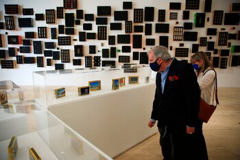 Un hombre observa varias obras