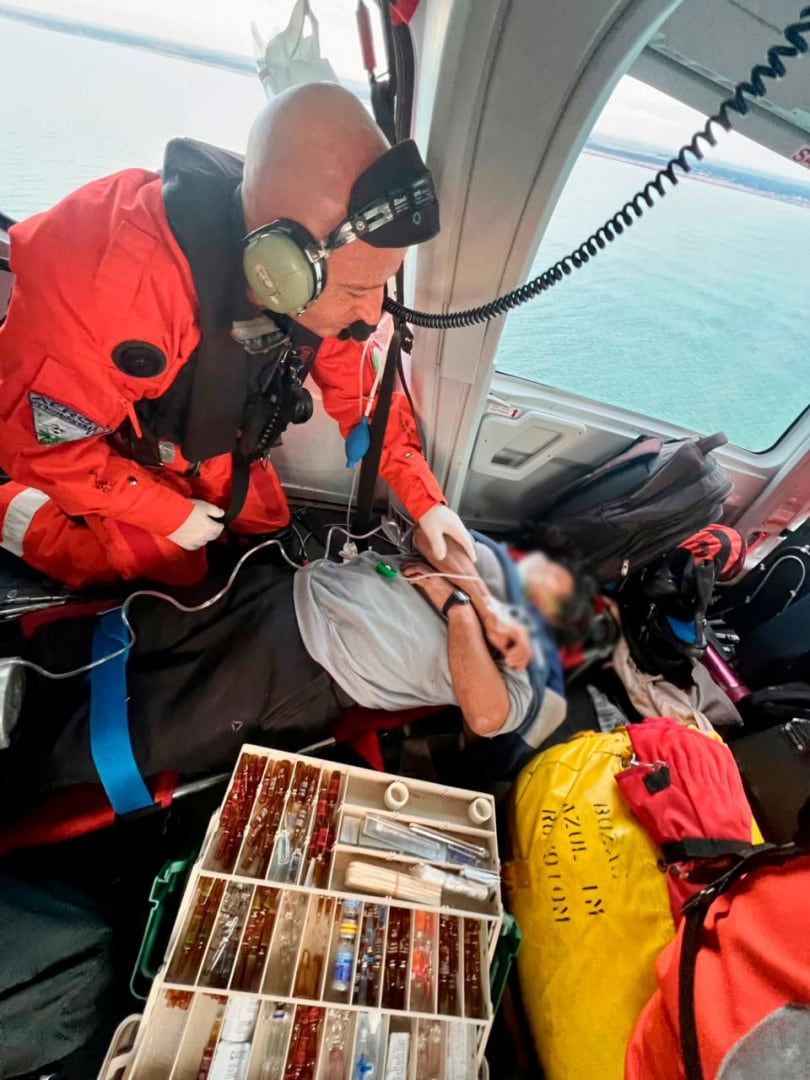El helicóptero de la Prefectura realizó el izado del tripulante en altamar con un nadador de rescate, en una maniobra clave del operativo marítimo.