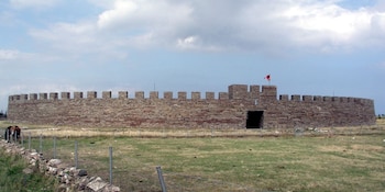 Las excavaciones en el fuerte de Eketorp han permitido recuperar más de 24.000 artefactos históricos y documentar fases clave de ocupación (Wikipedia)