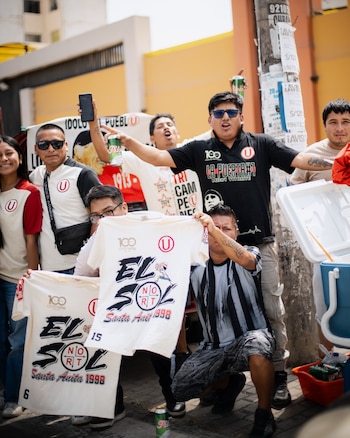 Torcedores do Universitario fora do estádio Mansiche.