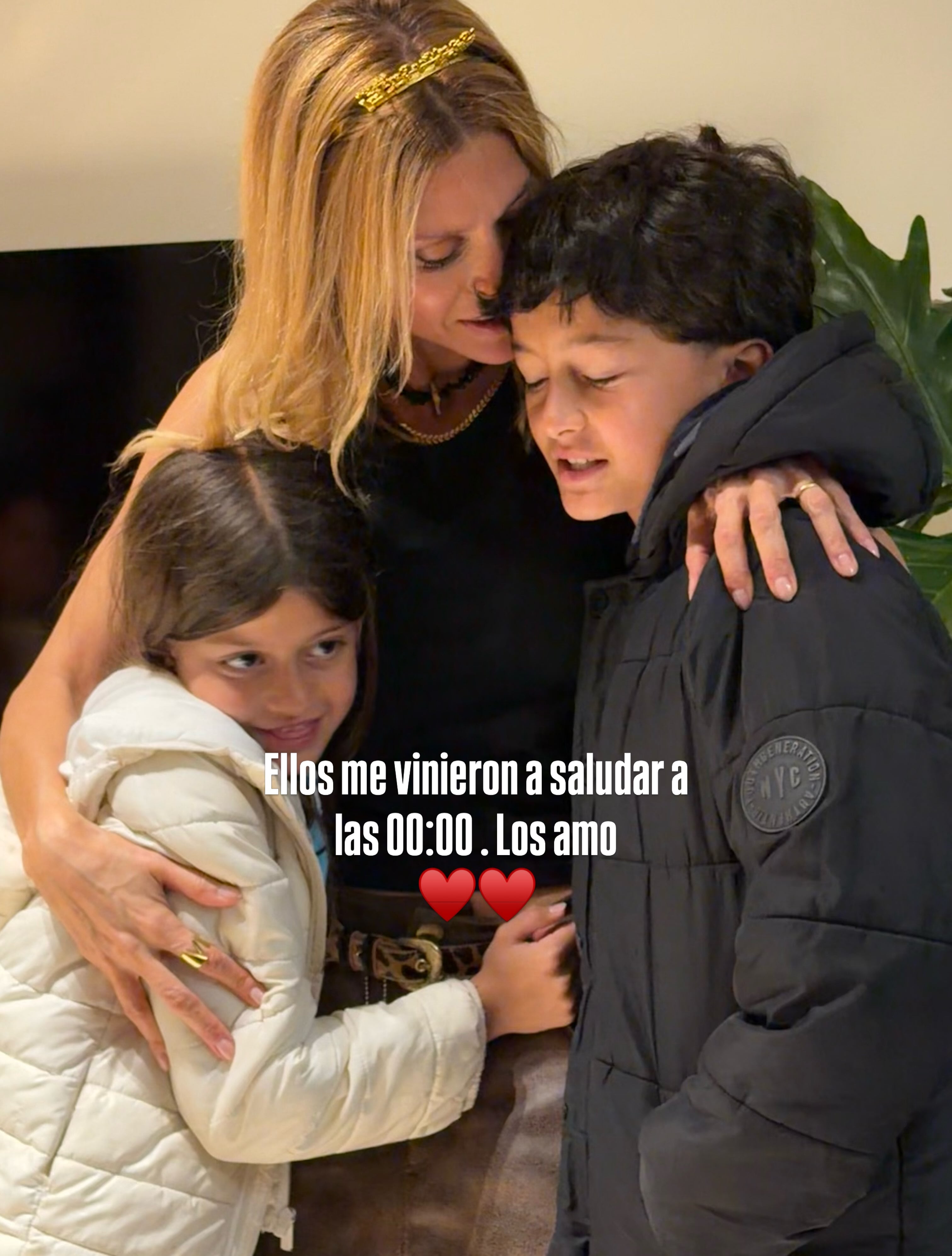 Joaquina y Benicio, sus dos hijos, fueron los primeros en saludarla