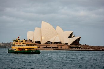 La Ópera de Sidney rodeada de aire espeso (Enredados por el Mundo)