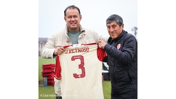 Reynoso recibió su camiseta conmemorativa