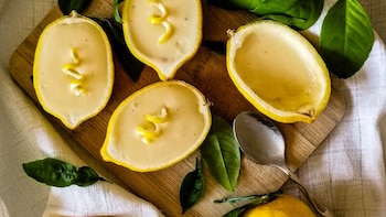 Mousse de limón, un postre facilísimo que se hace en 10 minutos, con solo dos ingredientes y sin encender los fogones