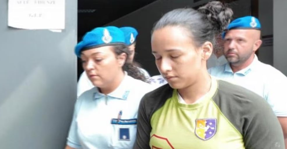 Así lució Maylin Castro Monsalvo en una de las citaciones a declarar como parte del proceso judicial que aún sigue abierto - crédito captura de pantalla Rai Tgr Fvg / sitio web