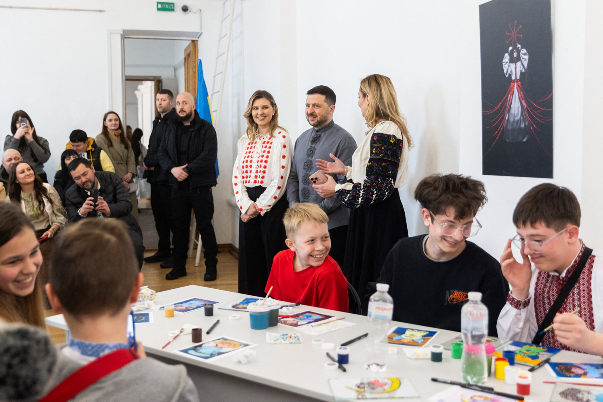 El presidente Zelensky y su esposa Olena se reúnen con hijos de soldados caídos durante la Pascua ortodoxa en Kiev. Ese mismo día, Moscú rechazó su propuesta de prolongar la tregua. (Handout / UKRAINIAN PRESIDENTIAL PRESS SERVICE / AFP)