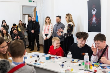 El presidente Zelensky y su esposa Olena se reúnen con hijos de soldados caídos durante la Pascua ortodoxa en Kiev. Ese mismo día, Moscú rechazó su propuesta de prolongar la tregua. (Handout / UKRAINIAN PRESIDENTIAL PRESS SERVICE / AFP)