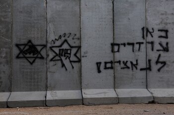 Un muro antiexplosiones aparece marcado