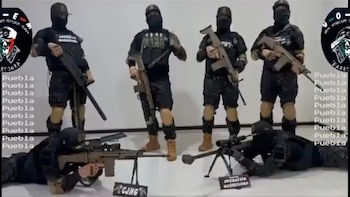 Seis sujetos con armas largas