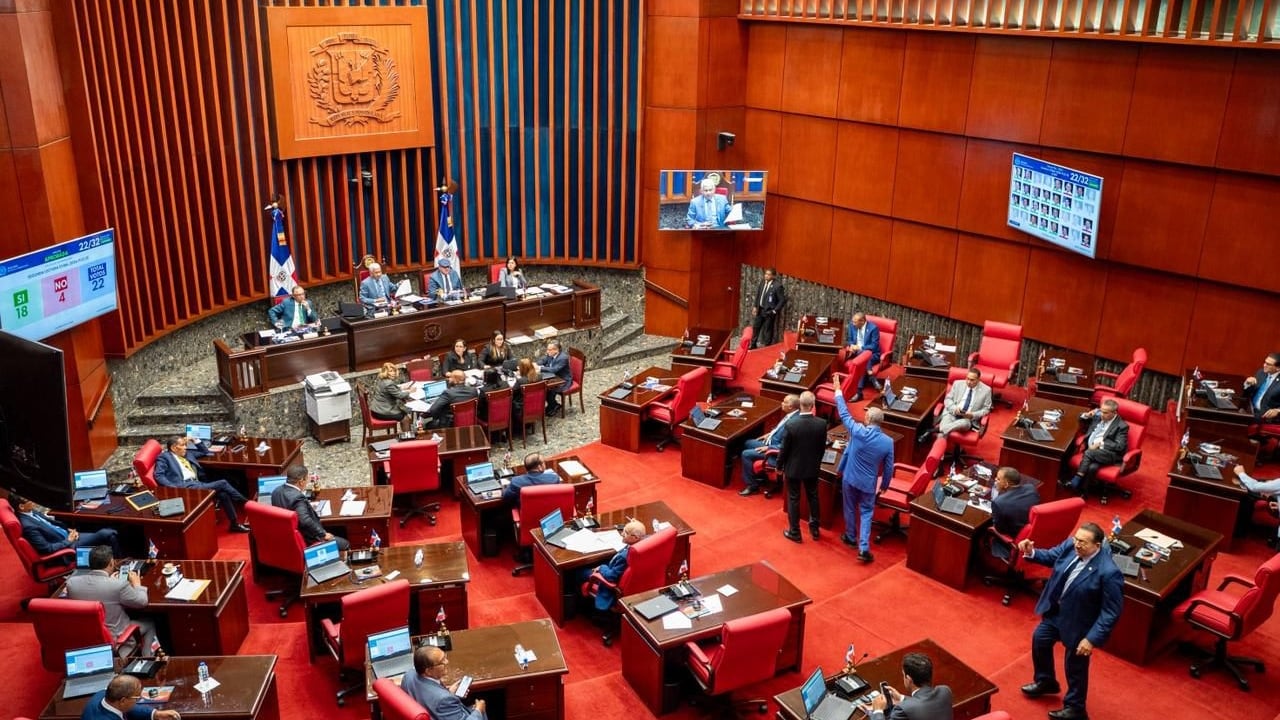 El Senado aprobó en primera lectura una reforma que busca frenar el financiamiento ilícito y endurecer la fiscalización de candidaturas políticas en República Dominicana (Foto cortesía Senado)