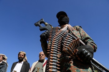 Un policía hutí participa en