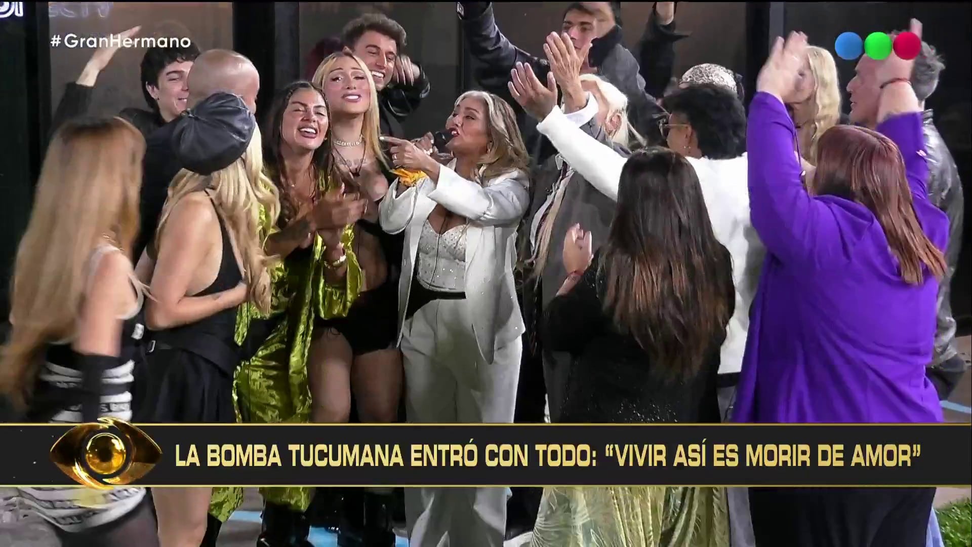 La cantante tucumana ingresó cantando cumbia y sorprendió a los participantes al llevar empanadas caseras (Gran Hermano Generación Dorada, Telefe)