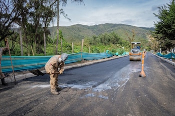 La instalación de sardineles en la calle 222 separa áreas peatonales y vehiculares, contribuyendo a la prevención de inundaciones en temporada de lluvias - crédito Unidad de Mantenimiento Vial (UMV)