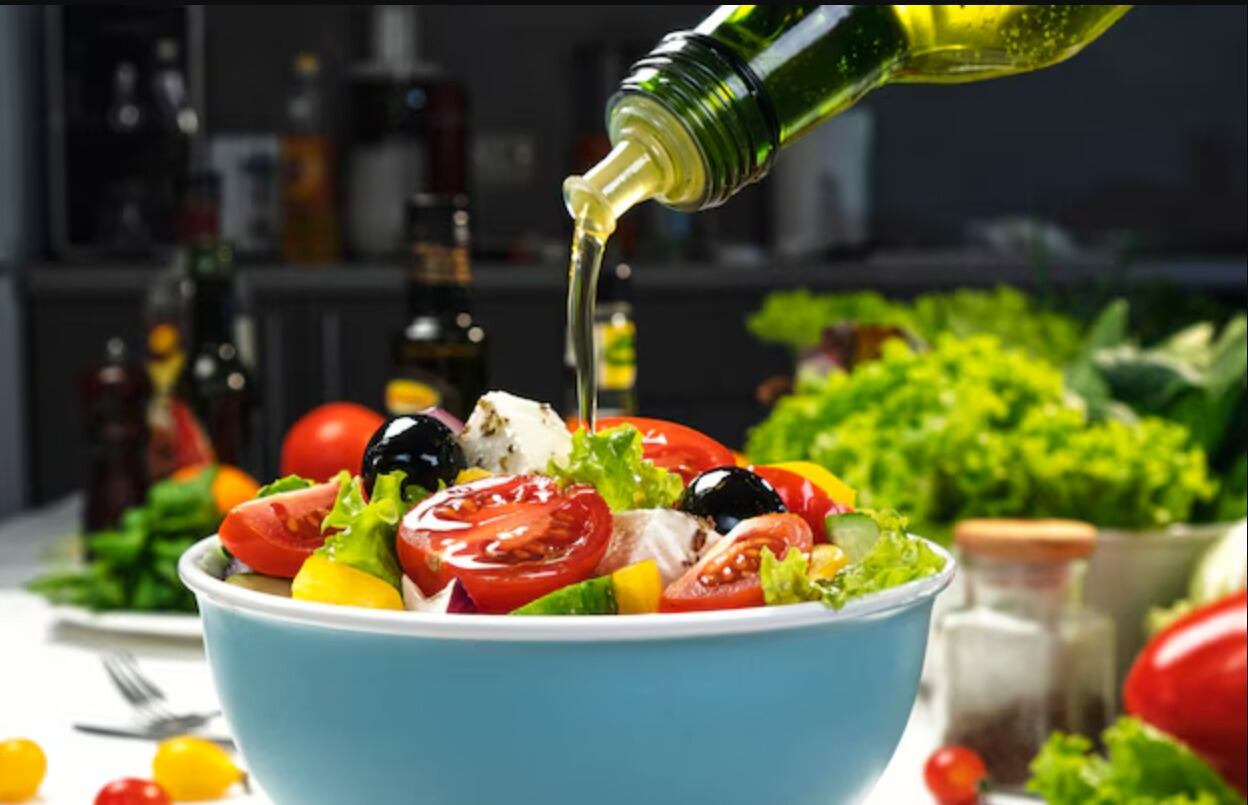 El consumo habitual de aceite de oliva extra virgen mejora la función vascular y favorece la dilatación de los vasos sanguíneos (Freepik)