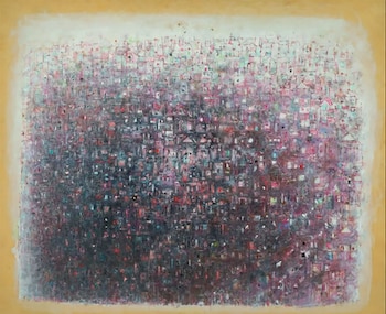 Pintura abstracta con una densa aglomeración de formas rectangulares y cuadradas en tonos rojos, azules, grises y rosas, sobre un fondo blanco y ocre