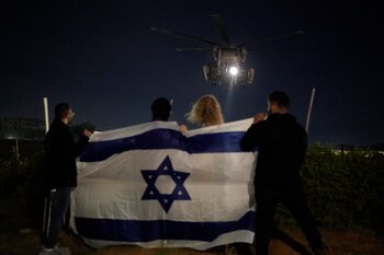 Gente sosteniendo una bandera israelí