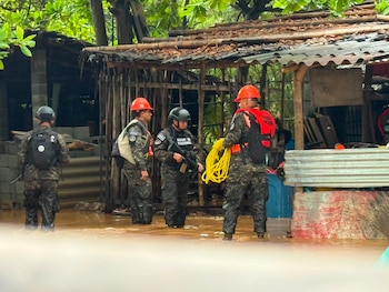 Elementos de la Marina Nacional y equipos de rescate trabajaron en la evacuación y apoyo a familias afectadas por inundaciones en zonas rurales tras el paso de la tormenta Cristina en El Salvador (Cortesía Secretaría de Prensa).