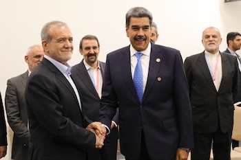 Nicolás Maduro posando junto