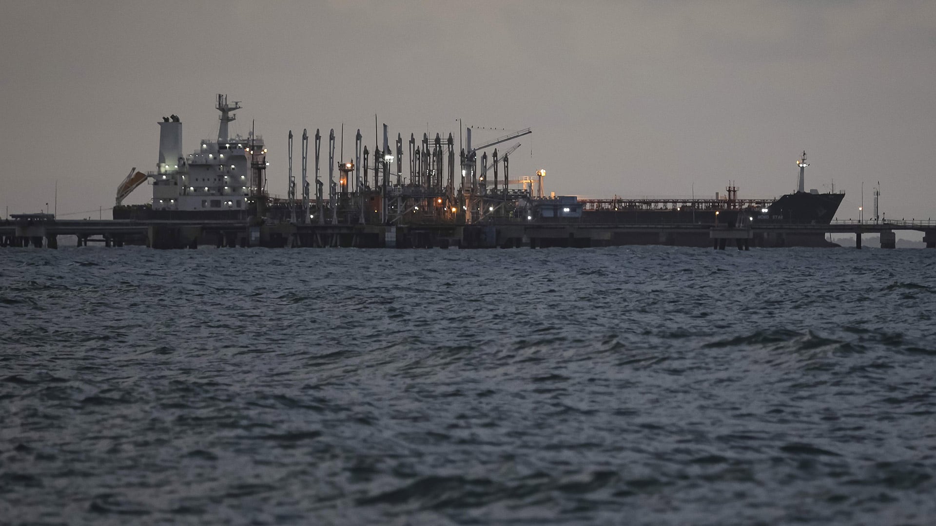 Un barco petrolero en Puerto Cabello