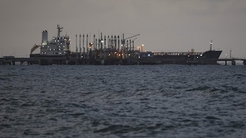 Un barco petrolero en Puerto