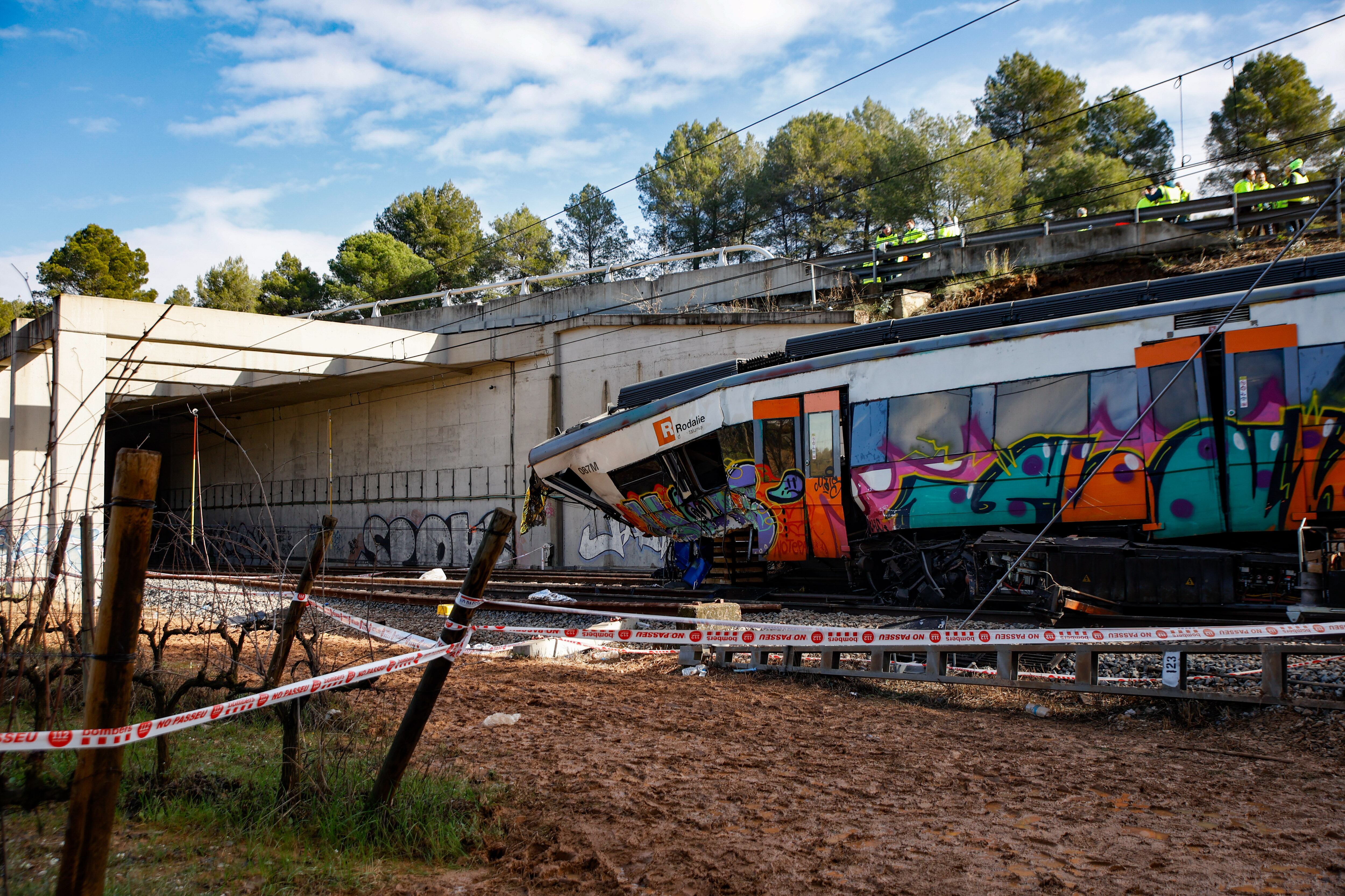 Operarios trabajan en la retirada del tren de Rodalies accidentado entre las estaciones de Sant Sadurní d’Anoia y Gelida, a 22 de enero de 2026, en Barcelona, Catalunya (España). (Kike Rincón/Europa Press)