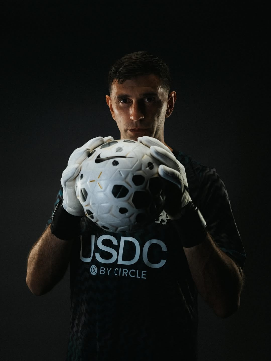 El guardameta argentino Emiliano Martínez sostiene un balón durante la presentación de su fichaje por el Chelsea.