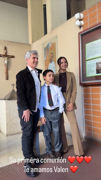Lourdes Sánchez con su hijo y Chato Prada en el Instituto Parroquial San Cayetano, donde el niño tomó la Primera Comunión