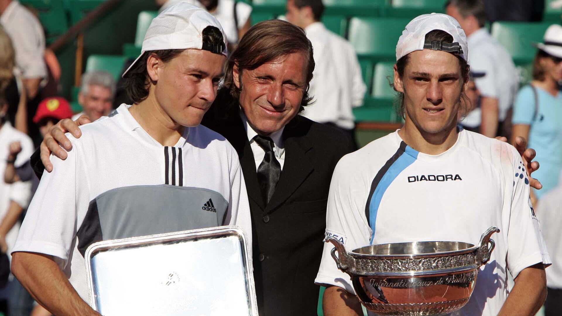 Guillermo Vilas junto a Gastón Gaudio y Guillermo Coria en la gran final argentina de Grand Slams, Roland Garros 2004 (Foto: AFP PHOTO GABRIEL BOUYS)