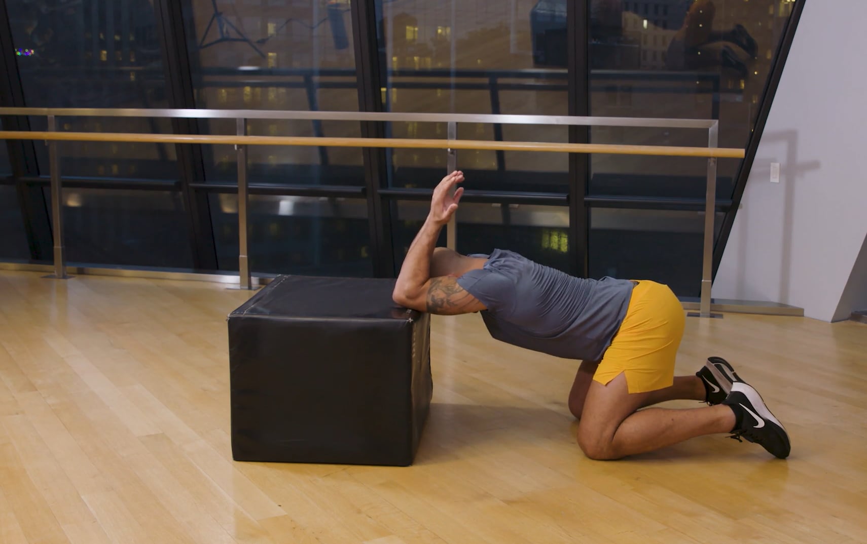 Abrir la espalda sobre una superficie firme favorece la activación muscular y optimiza la postura antes de ejercicios de fuerza (Men´s Health UK)