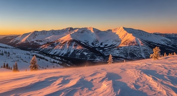 El sol ilumina las cumbres