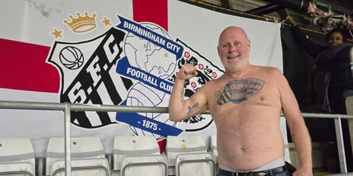 Sims alterna entre Inglaterra y Brasil, manteniendo una rutina de viajes intercontinentales para acompañar a sus dos clubes favoritos (Instagram/@simmo1875)