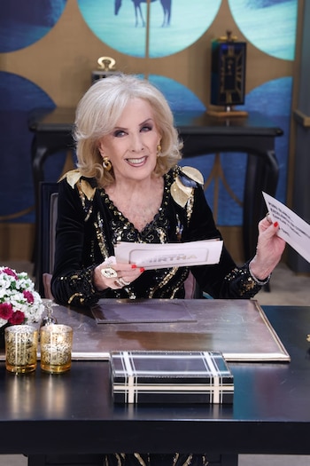 El regreso de Mirtha Legrand simboliza adaptación y vitalidad, ya que la conductora priorizó su salud y recibió el cariño de su equipo y el reconocimiento del público (Crédito: La Noche de Mirtha)