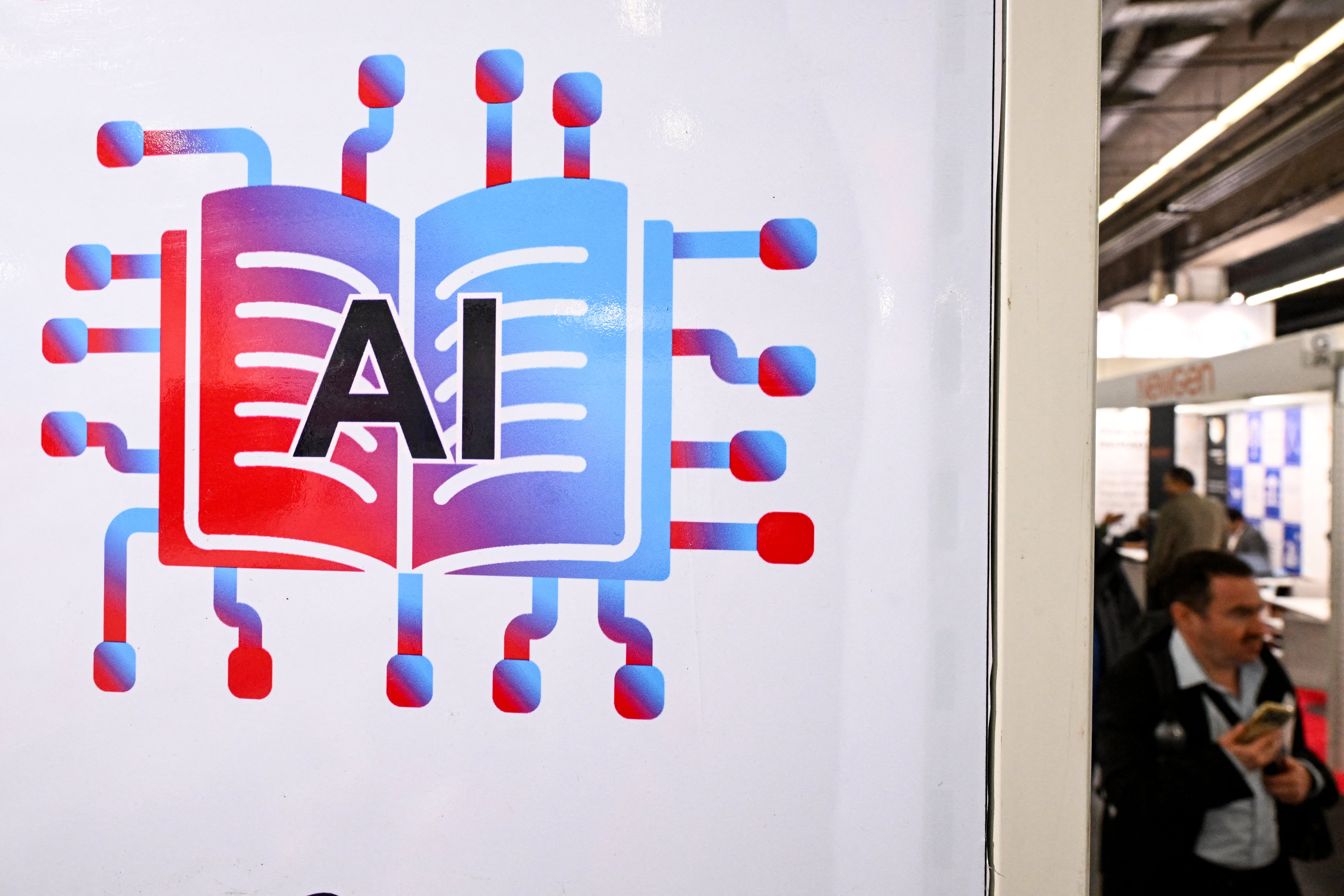 “Escrito por un humano”: el sello que 6.500 libros ya ostentan y la pregunta que nadie en el sector sabe responder (Kirill KUDRYAVTSEV / AFP)