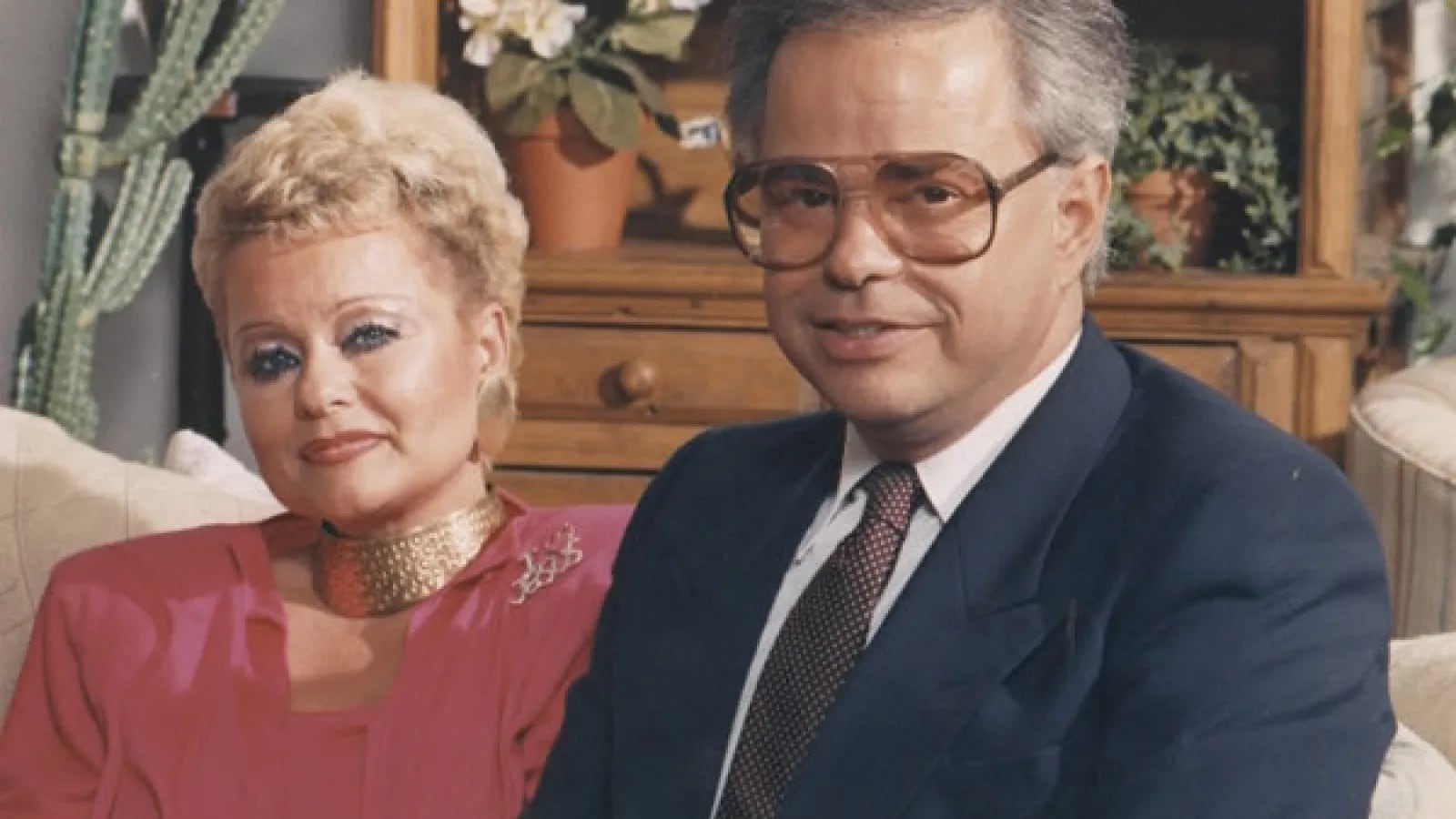 Jim Bakker y Tammy Faye fundaron la red Inspiration Network y lanzaron el programa The PTL Club en Carolina del Norte.