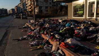 Ropa donada en la calle