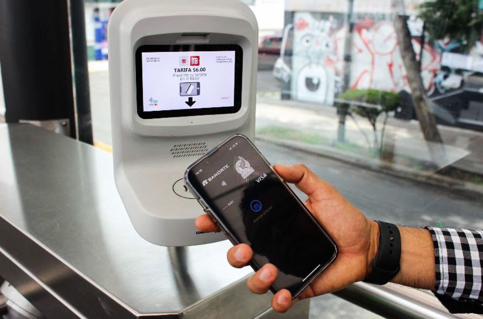 Disponible para usuarios de dispositivos Android y Huawei que cuenten con tecnología NFC, esta tarjeta sustituye al formato físico y permite el pago sin contacto en varios sistemas de transporte de la ciudad.