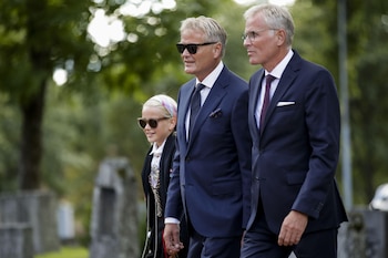 Espen Hoiby y Per Hoiby (hermano de la reina Mette-Marit) llegan a la iglesia antes de la confirmación del príncipe Sverre Magnus. (POOL. Vidar Ruud / NTB scanpix).