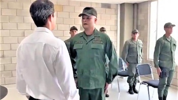 Militares recibiendo a Guaidó en