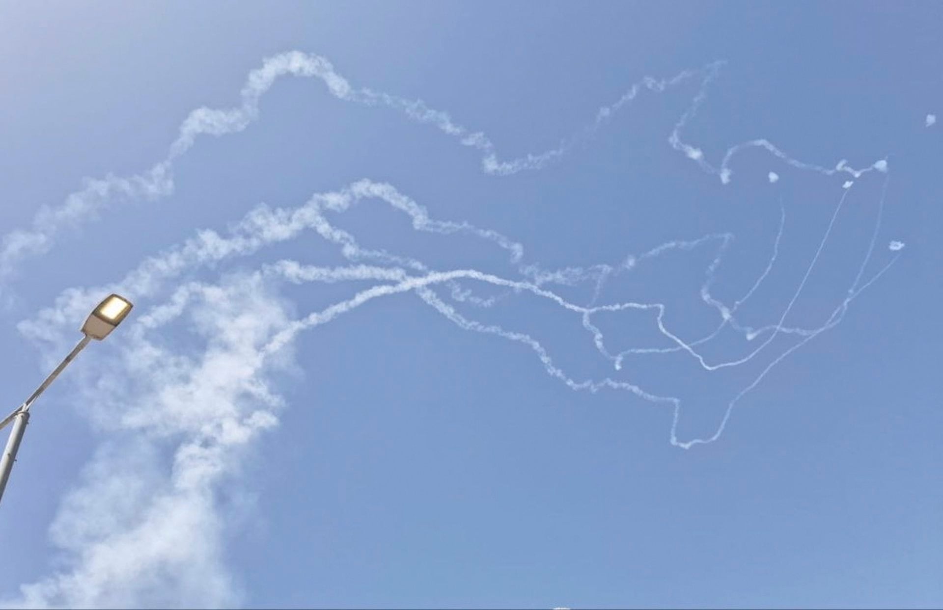Esta foto publicada en redes sociales muestra sistemas de defensa aérea israelíes desplegados para interceptar misiles en el norte de Israel (Europa Press/Archivo)