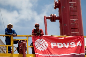 Operarios de Pdvsa (REUTERS/Carlos Garcia