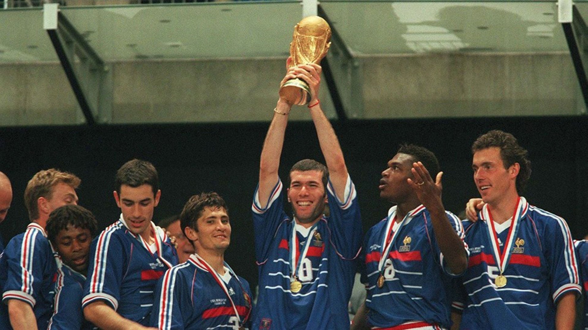 Zinedine Zidane alcanzó la consagración con Francia en el Mundial 1998, cuando marcó dos goles en la final ante Brasil y ganó el primer título mundial del país