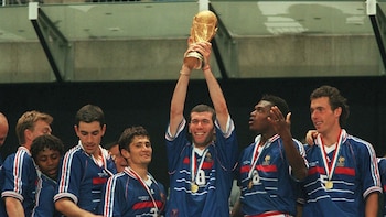 Zinedine Zidane alcanzó la consagración con Francia en el Mundial 1998, cuando marcó dos goles en la final ante Brasil y ganó el primer título mundial del país
