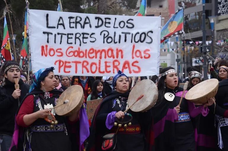 Una imagen de archivo de una protesta de mapuches contra la actividad petrolera (Gentileza La Mañana de Neuquén)